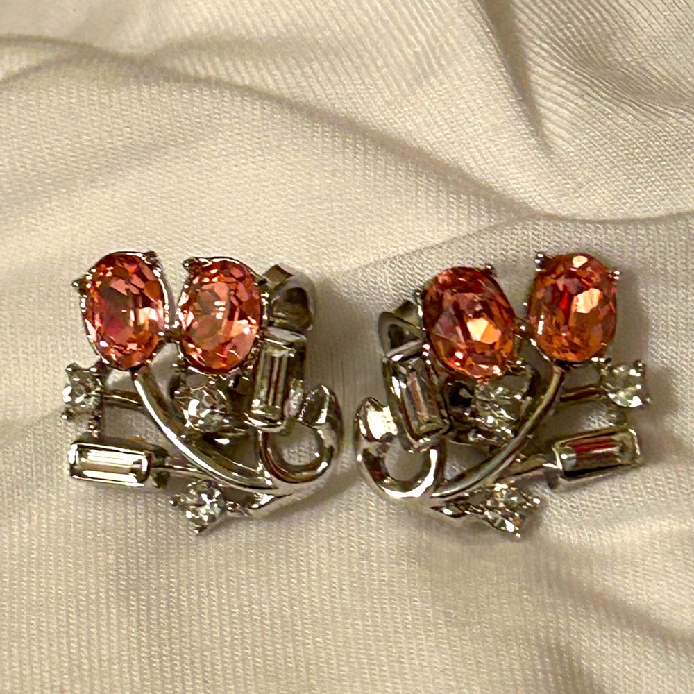 Vintage Crown Trifari clip on earrings